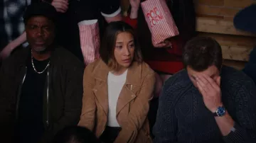 Chaqueta H&M Suede Biker usada por Sarah Truong (Mayko Nguyen) como se ve en Hudson & Rex (S05E02)