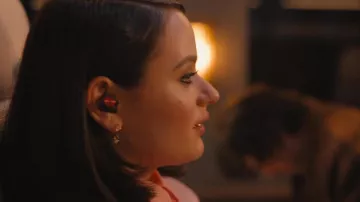 Écouteurs sans fil rouges Sony de Prince (Joey King) vus dans le film Bullet Train