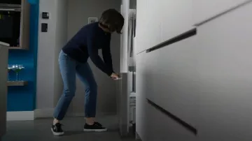 Superga Cota 2750 portée par Bibi Garvey (Sarah Greene) vue dans Bad Sisters (S01E05)