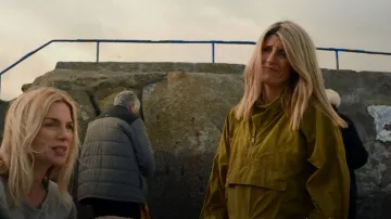 Cazadora plegable H&M usada por Eva Garvey (Sharon Horgan) como se ve en Bad Sisters (S01E05)