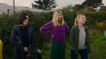 Le pull Kooples Purple V-Neck avec manches amples porté par Eva Garvey (Sharon Horgan) comme on le voit dans Bad Sisters (S01E05)