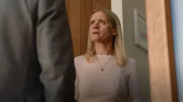 Camiseta con textura de mango usada por Grace Williams (Anne-Marie Duff) como se ve en Bad Sisters (S01E06)
