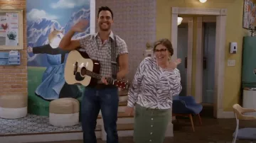 Sweat-shirt Rails Marlo porté par Kat (Mayim Bialik) vu dans Call Me Kat (S03E02)