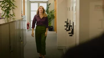 Pantalones de traje de Acne Studios usados por Eva Garvey (Sharon Horgan) como se ve en Bad Sisters (S01E07)