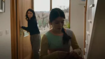 El sacerdote harapiento usado por Minna Williams (Nina Norén) como se ve en Bad Sisters (S01E07)