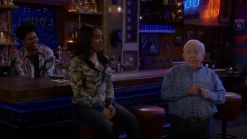Pilcro Waffle Henley Top porté par Randi (Kyla Pratt) vu dans Call Me Kat (S03E02)