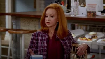 Kate Spade Plaid Tweed Jacket porté par Sheila (Swoosie Kurtz) vu dans Call Me Kat (S03E02)