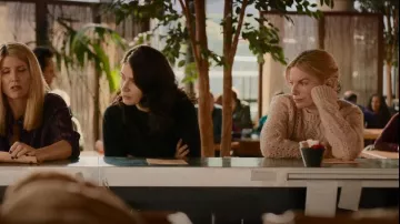 A.p.c. Alissandre Suéter usado por Ursula Flynn (Eva Birthistle) como se ve en Bad Sisters (S01E07)