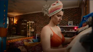 Marks and Spencer Orange Bra Cotton & Lace Full Cup Bra usado por Becka Garvey (Eve Hewson) como se ve en Bad Sisters (S01E08)