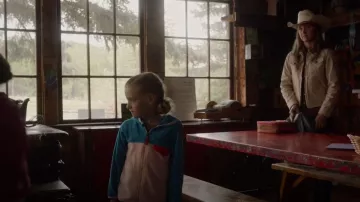 Chaqueta de lana Micro D® Snap-T® de Patagonia Girls usada por Lyndy Borden (Ruby Spencer) como se ve en Heartland (S16E01)
