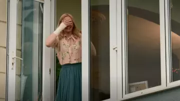 Ralph Lauren Floral Tie Neck Top usado por Grace Williams (Anne-Marie Duff) como se ve en Bad Sisters (S01E09)