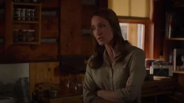 Camisa frank & Eileen Eileen en Army Green Voile usada por Lisa Stillman (Jessica Steen) como se ve en Heartland (S16E01)