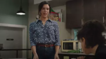 Quipment Signature Star Shirt worn by Shannon Ross (Nicole Power) as seen in Strays (S02E04)