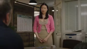 Cardigan Recadré Zara porté par Joy (Tina Jung) vu dans Strays (S02E04)