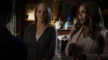 James Perse Slub Supima Camisa de algodón usada por Catherine Willows (Marg Helgenberger) como se ve en CSI: Vegas (S02E02)