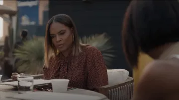 Theory Blouson Sleeve Top In Floral Silk Crepe porté par Sally Braswell (Nefetari Spencer) vu dans Reasonable Doubt (S01E01)