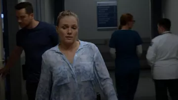 Bella Dahl Silverlake Top Coastal Cloud Print porté par Hailey Upton (Tracy Spiridakos) vu à Chicago P.D. (S10E03)