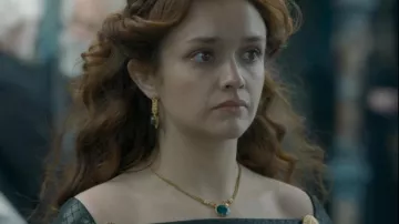 Collier et boucles d’oreilles en pierre d’émeraude portés par la reine Alicent Hightower (Olivia Cooke) dans les tenues de la Maison du Dragon (S01E07)