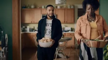 Off White Logo Stripe Track Jacket usado por Micah West (Nicholas L. Ashe) como se ve en Queen Sugar (S07E05)