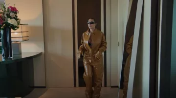 Top de nylon Prada Re usado por Kim Kardashian como se ve en The Kardashians (S02E03)