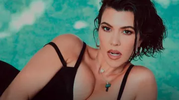 Collier Eera Key porté par Kourtney Kardashian vu dans The Kardashians (S02E03)