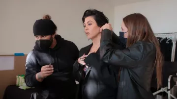 Bague Offset Faris portée par Kourtney Kardashian comme on le voit dans The Kardashians (S02E03)