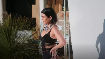 Collier Givenchy G Chain porté par Kourtney Kardashian vu dans The Kardashians (S02E03)