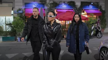 Gafas de sol Prada 63 usadas por Kim Kardashian como se ve en The Kardashians (S02E03)