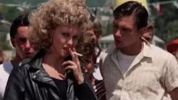 Veste en cuir portée par Sandy (Olivia Newton-John) dans des tenues de film Grease