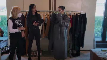 Gabardina de cuero de doble pecho de gran tamaño de Prada usada por Kim Kardashian como se ve en The Kardashians (S02E03)