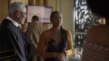 AllSaints Melody Avifauna Floral Print Slip Dress usado por Fallon Stephens (Aries Sanders) como se ve en Reasonable Doubt (S01E02)