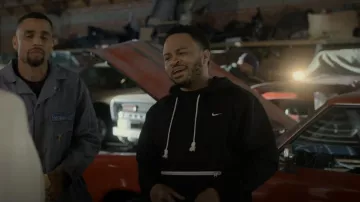 Nike Men’s Standard Issue Pullover Hoodie porté par CJ Cooke (Eugene Byrd) comme on le voit dans Reasonable Doubt (S01E03)