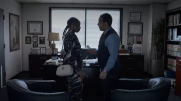 Vestido de Esther Frankelle usado por Fallon Stephens (Aries Sanders) como se ve en Duda razonable (S01E03)