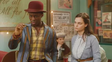 Chapeau Red Bowler porté par Artie (Anthony J. Abraham) vu dans la garde-robe de la série télévisée Theodosia (saison 1 épisode 2)
