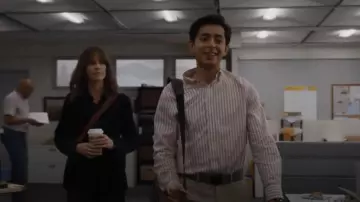 Chemise décontractée Carrel portée par Gabriel Martin (Pablo Castelblanco) vue dans Alaska Daily (S01E01)