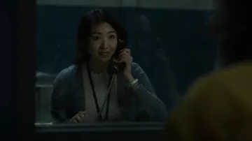 H&M Rib Knit Cardigan usado por Jieun Park (Ami Park) como se ve en Alaska Daily (S01E01)