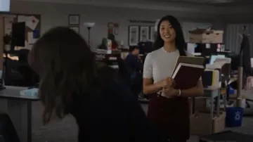 Falda corta de pana H&M usada por Jieun Park (Ami Park) como se ve en Alaska Daily (S01E01)