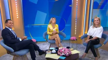 Guess Eco Rose Romance Blazer usado por Amy Robach como se ve en Good Morning America el 6 de octubre de 2022