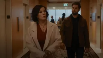 Max Mara Labbro Manteau en cachemire décontracté porté par Margaret (Marcia Gay Harden) vu dans So Help Me Todd (S01E01)