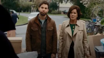 Burberry Heritage Le trench-coat Midi de Kensington porté par Margaret (Marcia Gay Harden) vu dans So Help Me Todd (S01E01)