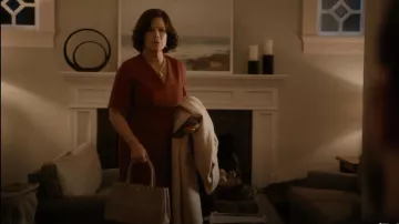Prada Galleria Saffiano Bolso grande de cuero usado por Margaret (Marcia Gay Harden) como se ve en So Help Me Todd (S01E01)