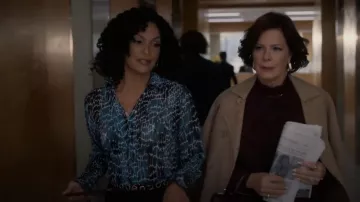 Ceinture d’œillet en cuir Sandro Adelia portée par Francey (Rosa Arredondo) vue dans So Help Me Todd (S01E02)