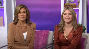 Cinq un Sept Crepe Khloe Blazer usado por Hoda Kotb como se ve en Today with Hoda & Jenna el 7 de octubre de 2022