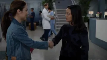 Rails Venus Sweater Iron Black Tie Dye porté par Mika Yasuda (Midori Francis) vu dans Grey’s Anatomy (S19E01)