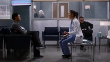 Nike Downshifter 8 Sneakers portées par Mika Yasuda (Midori Francis) comme on le voit dans Grey’s Anatomy (S19E01)