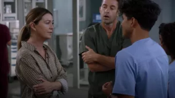 Chemise en satin mat monogrammé brun Victoria Beckham portée par le Dr Meredith Grey (Ellen Pompeo) vue dans Grey’s Anatomy (S19E01)