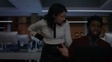 Alice + Olivia Pia Polo de manga larga acanalado usado por Marissa Gold (Sarah Steele) como se ve en The Good Fight (S06E05)
