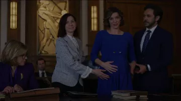 Emporio Armani Chaqueta Microcheck de un solo pecho usada por Elsbeth Tascioni (Carrie Preston) como se ve en The Good Fight (S06E05)