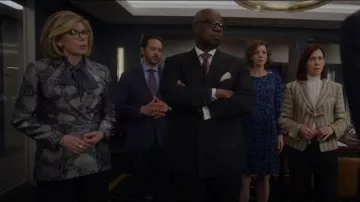 Chaqueta Emporio armani con solapas y corbatas a rayas usada por Elsbeth Tascioni (Carrie Preston) como se ve en The Good Fight (S06E05)