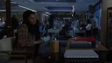 Misook Chain-Trim Melange Knit Jacket porté par Liz Reddick (Audra McDonald) comme on le voit dans The Good Fight (S06E05)